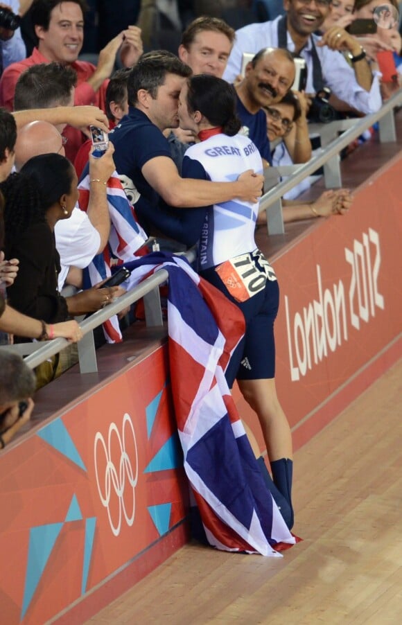 Victoria Pendleton et son compagnon Scott Gardner le 3 août 2012 après avoir glané la médaille d'or de vitesse au JO de Londres
