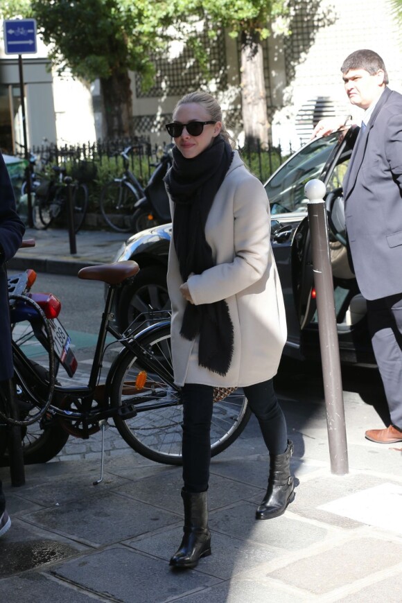 Amanda Seyfried fait du shopping dans le quartier de Saint Germain. Paris, le 4 Octobre 2012.