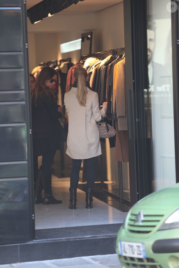 Amanda Seyfried dans la boutique The Kooples à Paris, le 4 Octobre 2012.