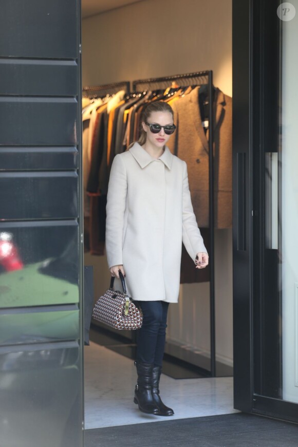 Amanda Seyfried sort de la boutique The Kooples dans le quartier de Saint Germain. Paris, le 4 Octobre 2012.