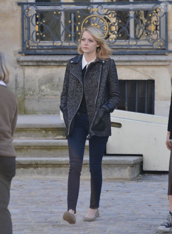 Emma Stone, stylée dans un manteau Maje, visite le musée Rodin à Paris. Le 4 octobre 2012.