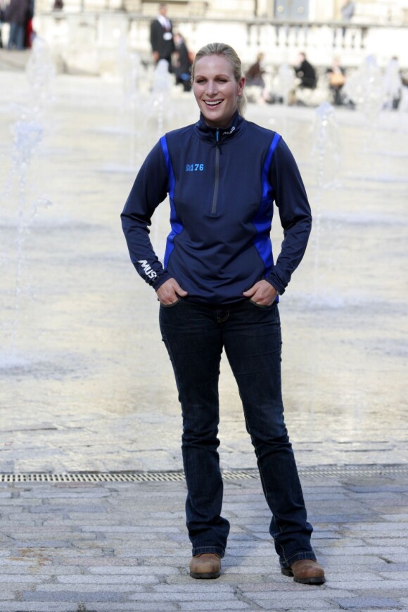 Zara Phillips jouait le 4 octobre 2012 les mannequins pour la marque Musto avec laquelle elle collabore depuis 2009, sur le Strand, à Londres.