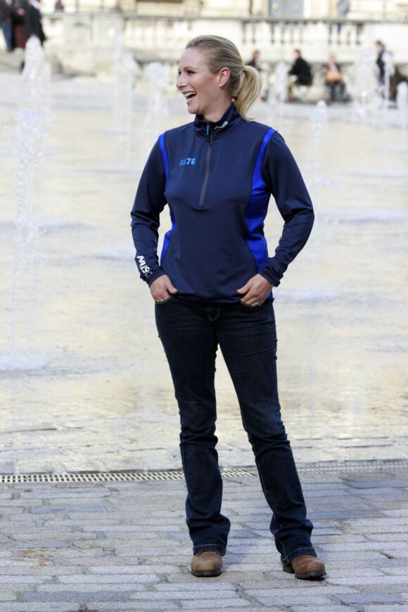 Zara Phillips jouait le 4 octobre 2012 les mannequins pour la marque Musto avec laquelle elle collabore depuis 2009, sur le Strand, à Londres.