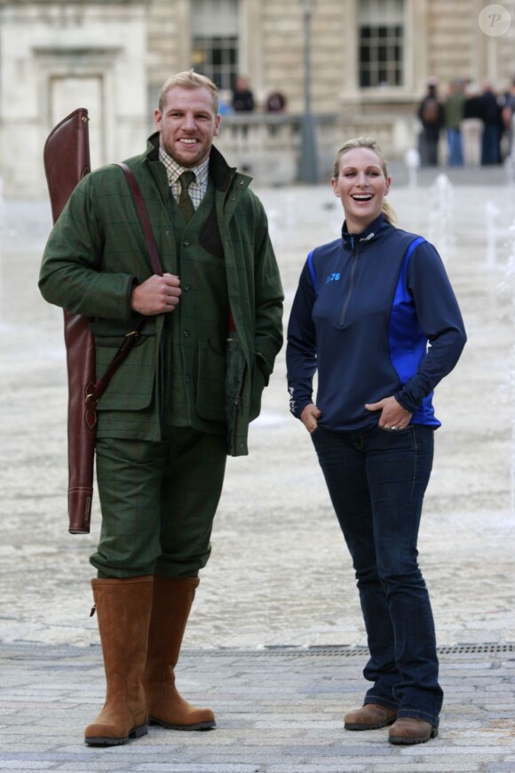 Zara Phillips jouait le 4 octobre 2012 avec le rugbyman James Haskell les mannequins pour la marque Musto avec laquelle elle collabore depuis 2009, sur le Strand, à Londres.