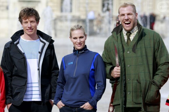Zara Phillips jouait le 4 octobre 2012 avec le rugbyman James Haskell les mannequins pour la marque Musto avec laquelle elle collabore depuis 2009, sur le Strand, à Londres.