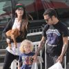 Pete Wentz et sa petite amie Meagan Camper se rendent chez un toiletteur pour chien, pour y déposer leur animal de compagnie, à Los Angeles, le samedi 6 octobre. Le petit Bronx, fils de Pete et d'Ashlee Simpson, prend part à cette sortie.