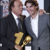 Julio Iglesias honoré à Madrid par Sony Music, des mains de Rafael Nadal, le 16 décembre 2011.
