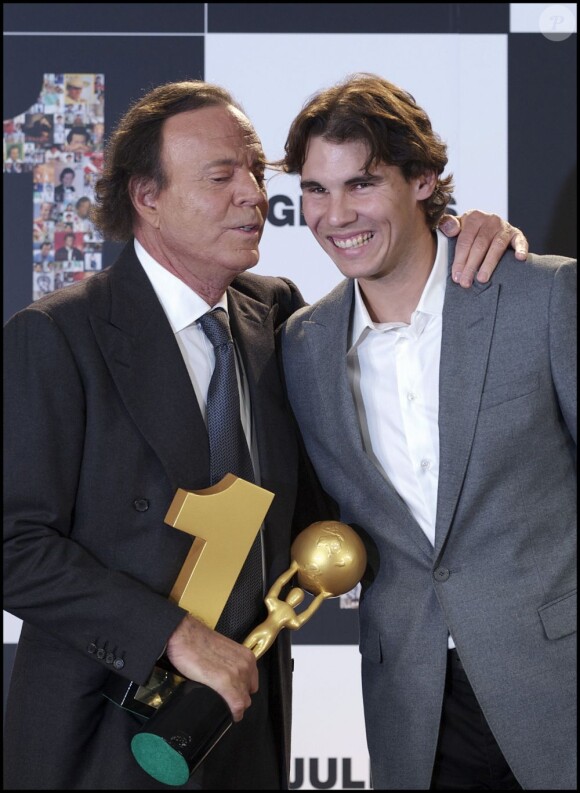Julio Iglesias honoré à Madrid par Sony Music, des mains de Rafael Nadal, le 16 décembre 2011.