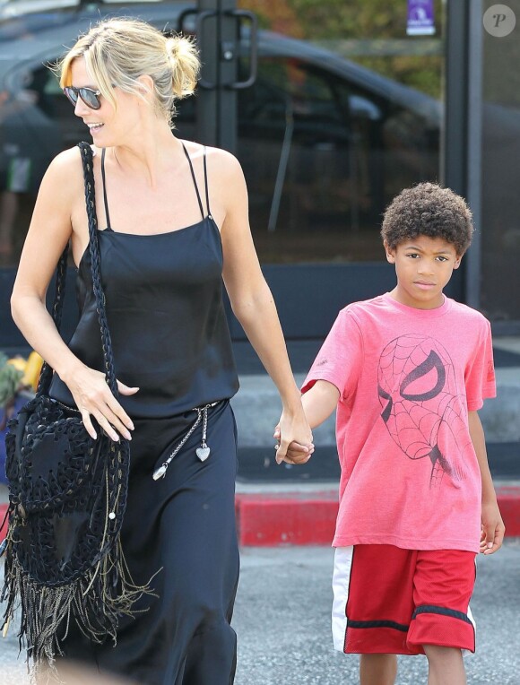 Heidi Klum et son fils Henry le 7 octobre 2012 à Los Angeles.
