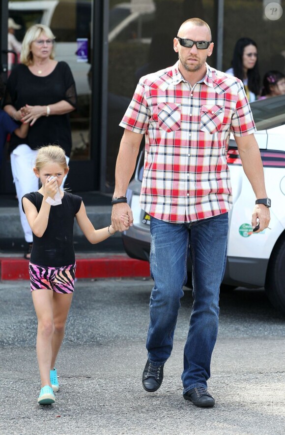Martin Kristen, compagnon d'Heidi Klum, emmène la fille du mannequin à son cours de gym, le 7 octobre 2012 à Los Anleges.