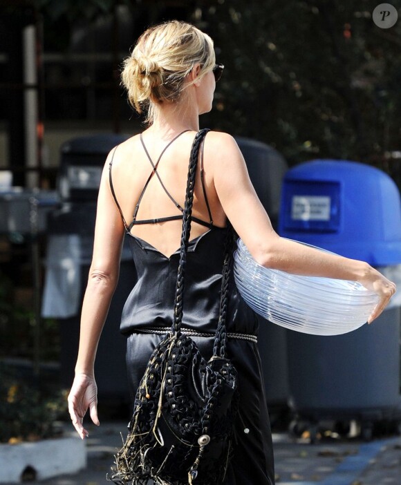 Heidi Klum toujours aussi fashion en combinaison le 7 octobre 2012 à Los Angeles.