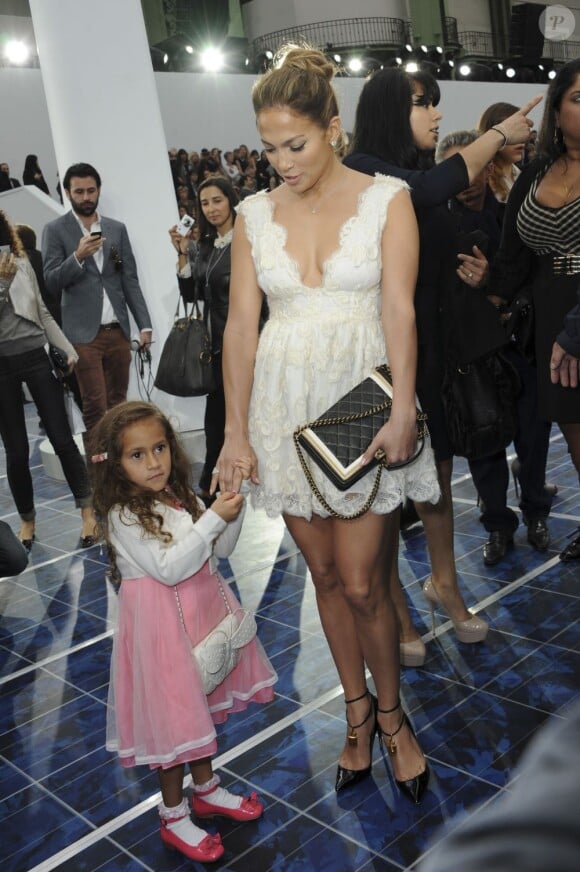 Jennifer Lopez et sa fille à Paris pour le défilé Chanel, le 2 octobre 2012.