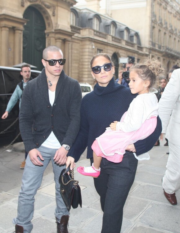 Jennifer Lopez accompagnée de son petit ami Casper Smart et de sa fille Emme à Paris pour la Fashion Week, le 2 octobre 2012.