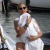Beyoncé tient sa fille Blue Ivy dans les bras à Beaulieu-sur-Mer le 8 septembre 2012