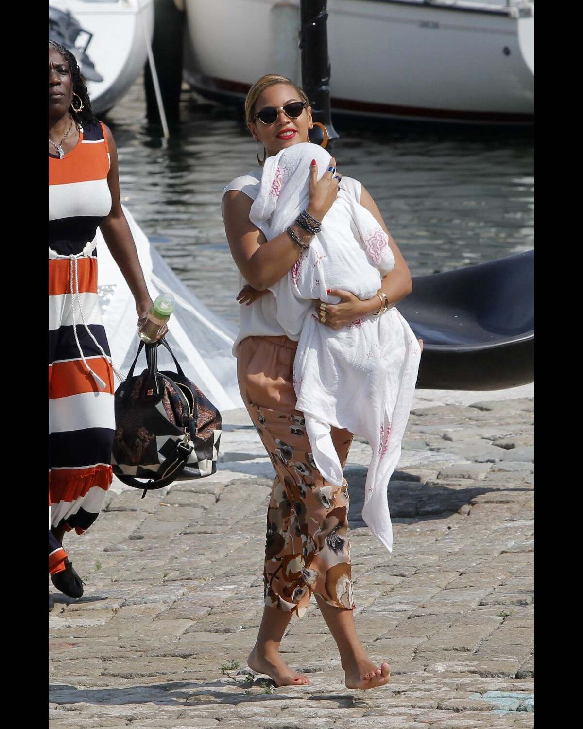 Photo : Beyoncé tient sa fille Blue Ivy dans les bras à Beaulieu-sur ...