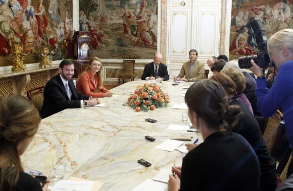 Le prince Guillaume, grand-duc héritier de Luxembourg, et sa fiancée la comtesse Stéphanie de Lannoy donnaient le 2 octobre 2012 leur première interview conjointe, au quotidien Wort, pour évoquer leur mariage, le 20 octobre.