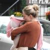 Sienna Miller quitte le restaurant Tea & Sympathy avec sa fille Marlowe, confortablement installée dans un kangourou. New York, le 10 octobre 2012.