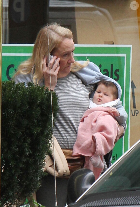 La petite Marlowe dans les bras d'une amie anonyme de sa mère, Sienna Miller. New York, le 10 octobre 2012.