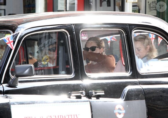 Sienna Miller embarque dans un taxi anglais en plein New York, après avoir déjeuné au restaurant Tea & Sympathy. Le 10 octobre 2012.