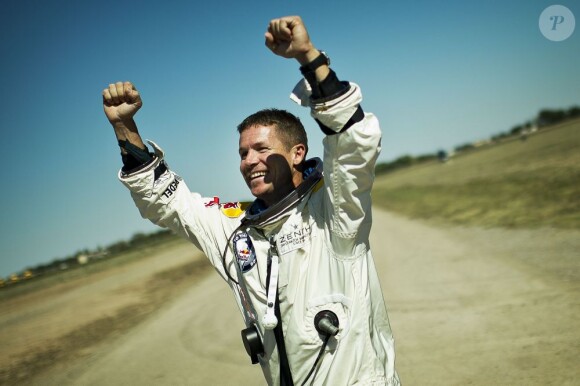 L'Autrichien Felix Baumgartner venant de sauter à 39 kilomètres d'altitude, franchissant le mur du son le 14 octobre 2012, à Roswell, au Nouveau-Mexique.