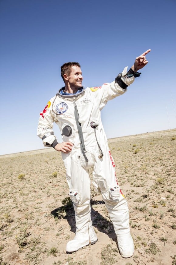 L'Autrichien Felix Baumgartner venant de sauter à 39 kilomètres d'altitude, franchissant le mur du son le 14 octobre 2012, à Roswell, au Nouveau-Mexique.