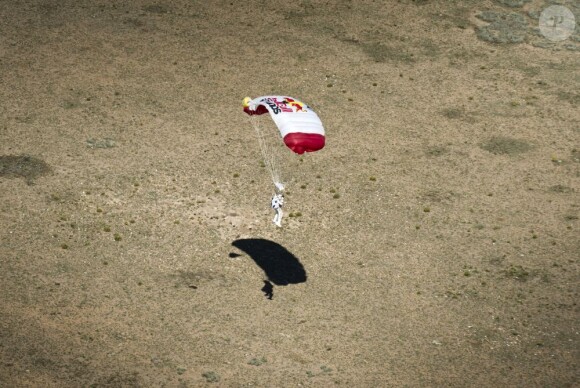 L'Autrichien Felix Baumgartner atterrit après un saut de 39 kilomètres d'altitude, le 14 octobre 2012, à Roswell, au Nouveau-Mexique.