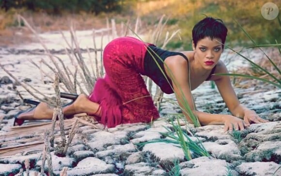 Rihanna, féline ultra sexy et féminine devant l'objectif d'Annie Leibovitz pour le numéro de novembre 2012 du magazine Vogue.