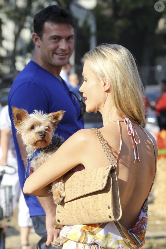 La superbe Joanna Krupa et son fiancé Romain Zago chez Mr. Bones Pumpkin Patch, dans West Hollywood à Los Angeles, le 13 octobre 2012. Sans enfants, mais avec des chiens.