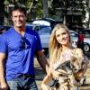 La sublime Joanna Krupa et son fiancé Romain Zago chez Mr. Bones Pumpkin Patch, dans West Hollywood à Los Angeles, le 13 octobre 2012. Sans enfants, mais avec des chiens.
