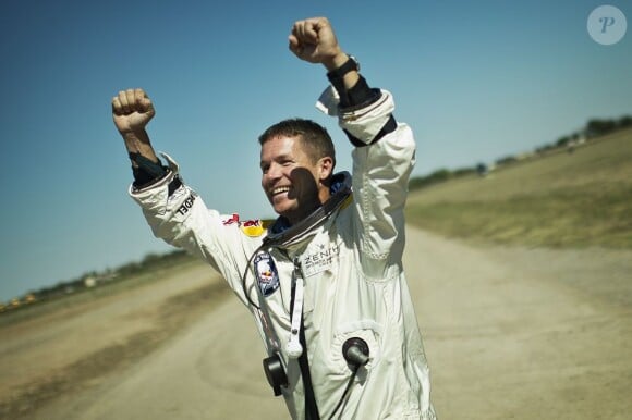 Felix Baumgartner venant de sauter à 39 kilomètres d'altitude, franchissant le mur du son le 14 octobre 2012, à Roswell, au Nouveau-Mexique.