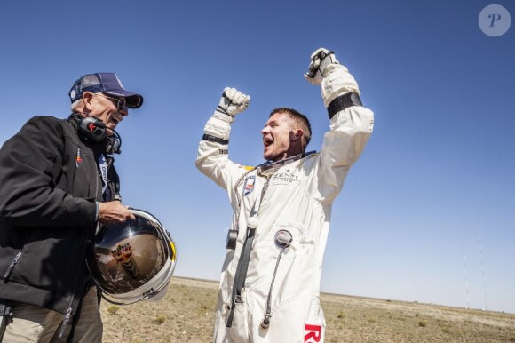 L'Autrichien Felix Baumgartner venant de sauter à 39 kilomètres d'altitude, franchissant le mur du son le 14 octobre 2012, à Roswell, au Nouveau-Mexique.