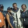 Felix Baumgartner et sa famille après avoir sauté à 39 kilomètres d'altitude, franchissant le mur du son le 14 octobre 2012, à Roswell, au Nouveau-Mexique.