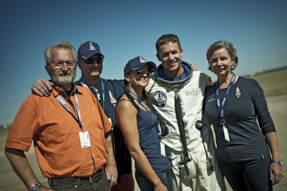Felix Baumgartner et sa famille après avoir sauté à 39 kilomètres d'altitude, franchissant le mur du son le 14 octobre 2012, à Roswell, au Nouveau-Mexique.