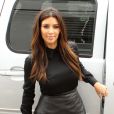 Fière de son corps, Kim Kardashian ose la mini en cuir et le top ultra-moulant. Septembre 2012