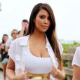 Kim Kardashian, plus voluptueuse, affiche sa silhouette sur la plage à Miami en octobre 2012