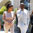 Kim Kardashian en juin 2012 en compagnie de son homme, Kanye West, qui a déjà commencé son relooking sur sa belle.