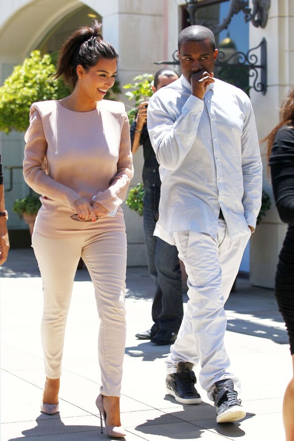 Kim Kardashian en juin 2012 en compagnie de son homme, Kanye West, qui a déjà commencé son relooking sur sa belle.