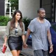 Kim Kardashian et Kanye West se baladent dans les rues de Miami. En octobre 2012