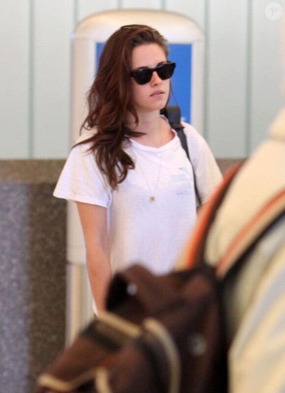 Kristen Stewart arrive à l'aéroport de Los Angeles en provenance de Paris, le 28 septembre 2012.