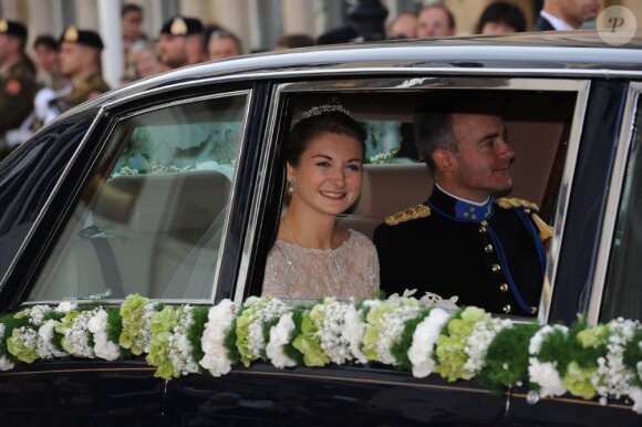 Mariage religieux du prince Guillaume et Stéphanie de Lannoy : la mariée arrive au bras de son frère le comte Johan de Lannoy à la cathédrale Notre-Dame, le 20 octobre 2012.