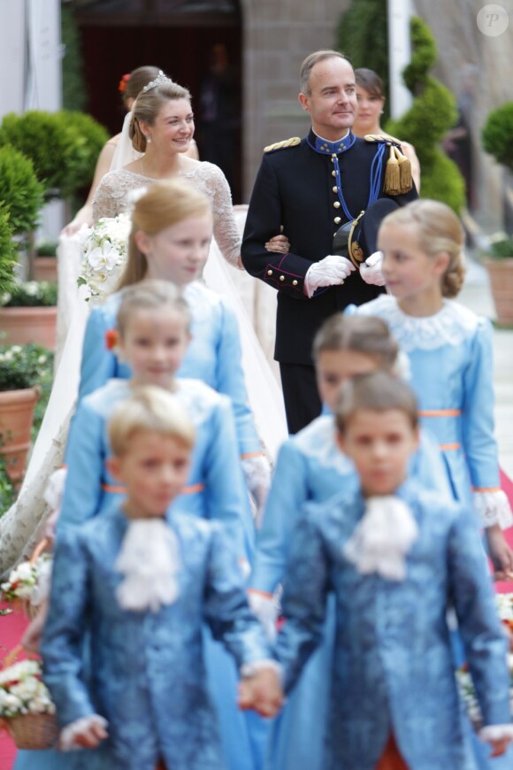 Mariage religieux du prince Guillaume et Stéphanie de Lannoy : la mariée arrive au bras de son frère le comte Johan de Lannoy à la cathédrale Notre-Dame, le 20 octobre 2012.