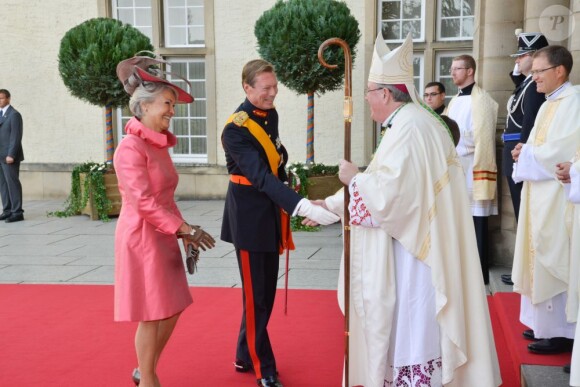 Le grand-duc Henri, en grand uniforme, accompagné de Dominique de Schaetzen, la tante de la mariée, arrivent à la cathédrale Notre-Dame, le 20 octobre 2012.