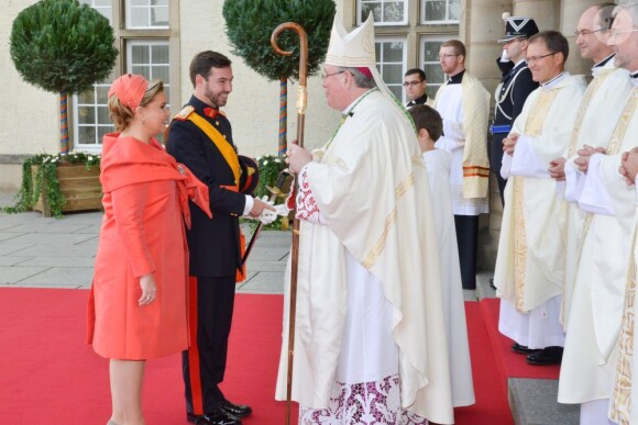Le prince Guillaume, grand-duc héritier du Luxembourg, et sa mère la grande-duchesse Maria Teresa arrivent à la cathédrale Notre-Dame, le 20 octobre 2012.