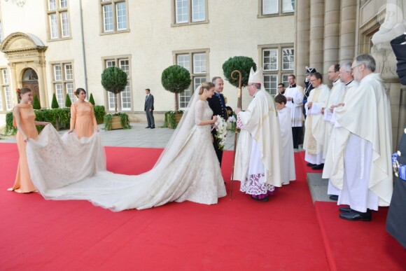 Mariage religieux du prince Guillaume et Stéphanie de Lannoy : la mariée arrive au bras de son frère le comte Johan de Lannoy à la cathédrale Notre-Dame, le 20 octobre 2012.