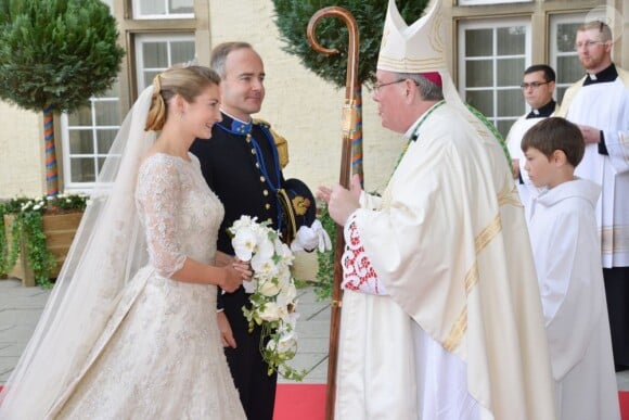Mariage religieux du prince Guillaume et Stéphanie de Lannoy : la mariée arrive au bras de son frère le comte Johan de Lannoy à la cathédrale Notre-Dame, le 20 octobre 2012.