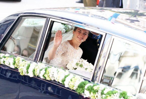 La mariée Stéphanie de Lannoy arrive accompagnée de son frère le comte Johan de Lannoy à la cathédrale Notre-Dame, le 20 octobre 2012.