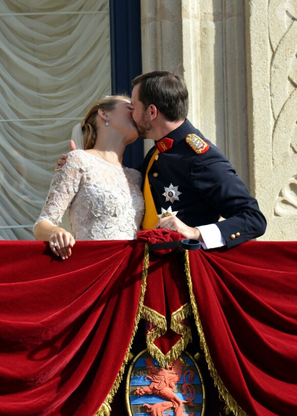 Après leur union religieuse, le prince Guillaume et son épouse Stéphanie de Lannoy se sont présentés au balcon du palais grand-ducal devant les Luxembourgeois et se sont embrassés, le 20 octobre 2012.
