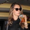 Alessandra Ambrosio arrive à l'aéroport de Los Angeles. Le 19 octobre.