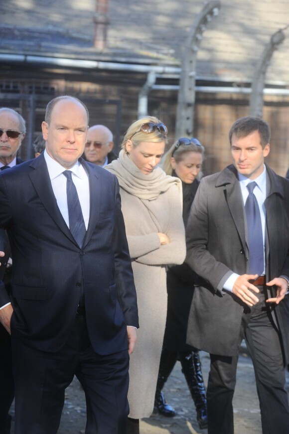 Albert et Charlène de Monaco boulversés par la visite du camp de concentration d'Auschwitz dans le cadre de leur visite officielle en Pologne, le 19 octobre 2012.