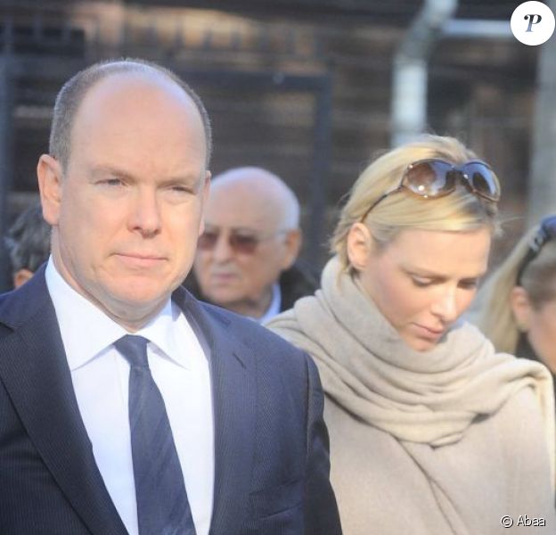 Albert et Charlène de Monaco boulversés par la visite du camp de concentration d'Auschwitz dans le cadre de leur visite officielle en Pologne, le 19 octobre 2012.